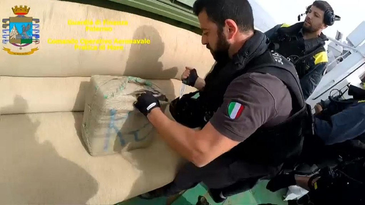 ضبط 10 أطنان من الحشيش على متن سفينة صيد في إيط...