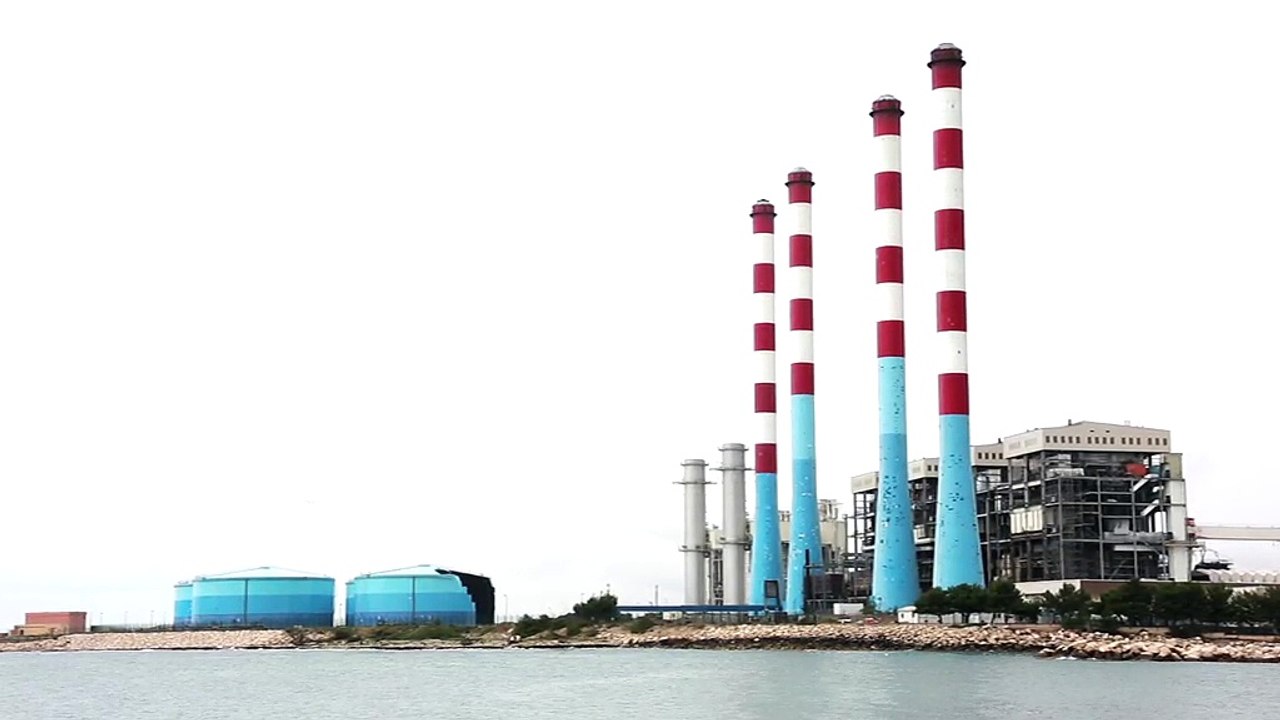 Les bacs en cours de démolition.