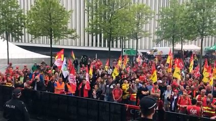 La ministre Elisabeth Borne huée à Luxembourg par les cheminots qui campent devant le bâtiment.