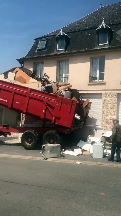 La vengeance d'un propriétaire sur ses locataires irrespectueux,  il vient vider leurs déchets devant chez eux