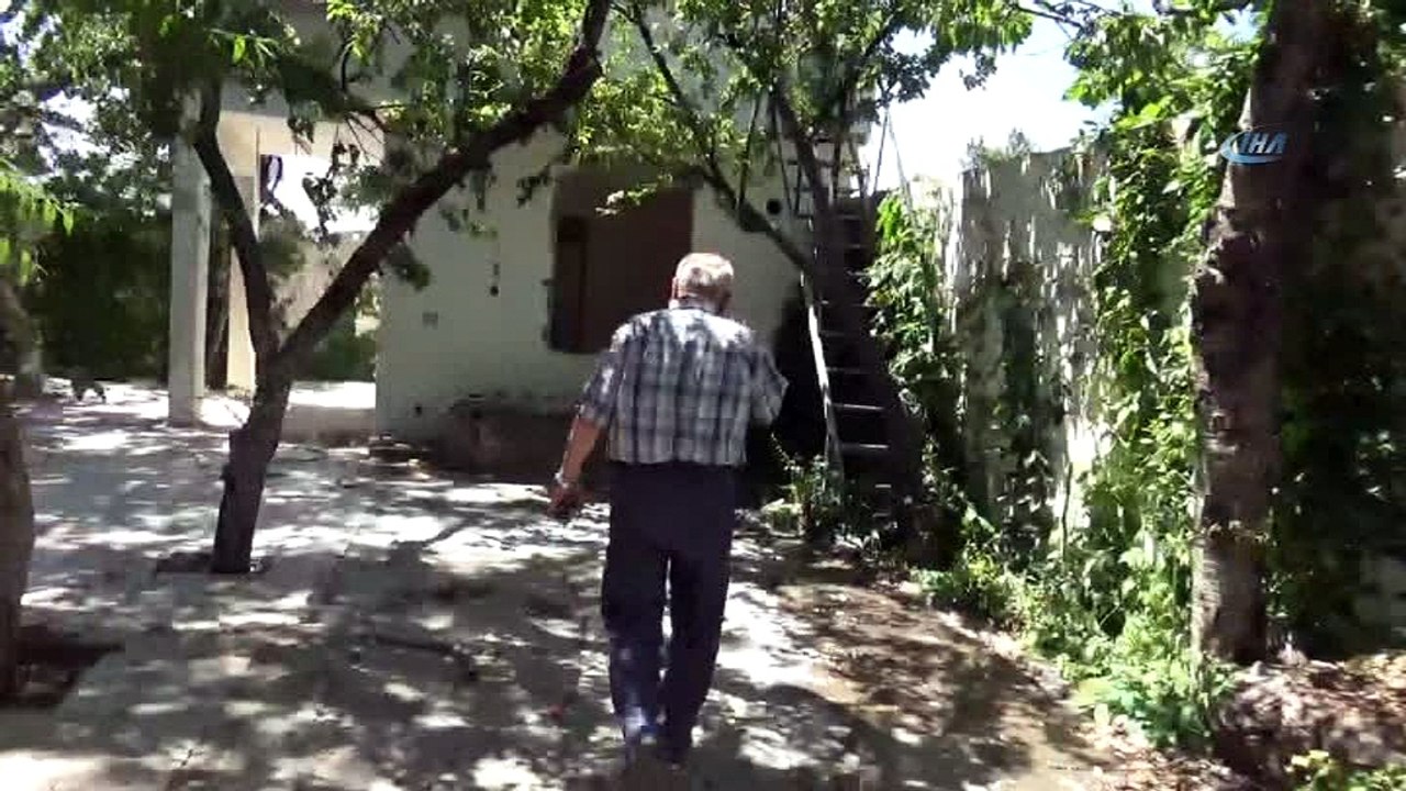 Girdikleri evde çalacak malzeme bulamayan hırsızlar kapı pencereyi söktü