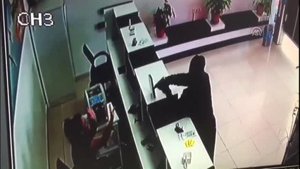 Kadın Çalışana Kelepçe Takıp 200 Bin Lira Çaldılar! Döviz Bürosundaki Silahlı Soygun Kamerada
