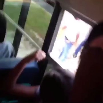 Un policier plaque au sol un lycéen