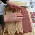 بالفيديو طريقة تحضير رول اللحم المفروم بالسباغيتي