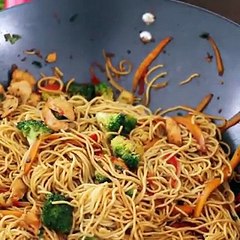 بالفيديو طريقة عمل نودلز الدجاج الشهي