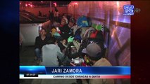 Venezolanos pernoctan en las veredas de terminal en Quito hasta conseguir dinero y continuar con su viaje