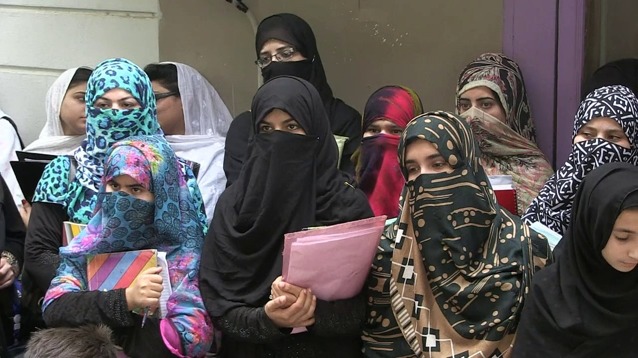 باكستاني في الحادية عشرة مدرب تحفيزي ونجم عبر الانترنت