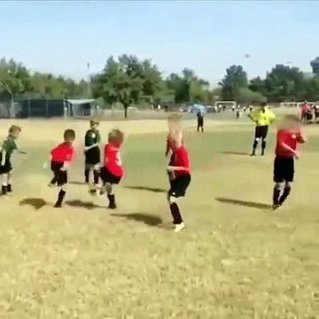 Un jeune footballeur talentueux élimine trois adversaires avec ses gestes techniques