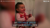 Schattige baby voelt zich een bodybuilder