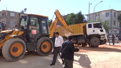 Adıyaman'da Çöken Yola Kamyon Devrildi