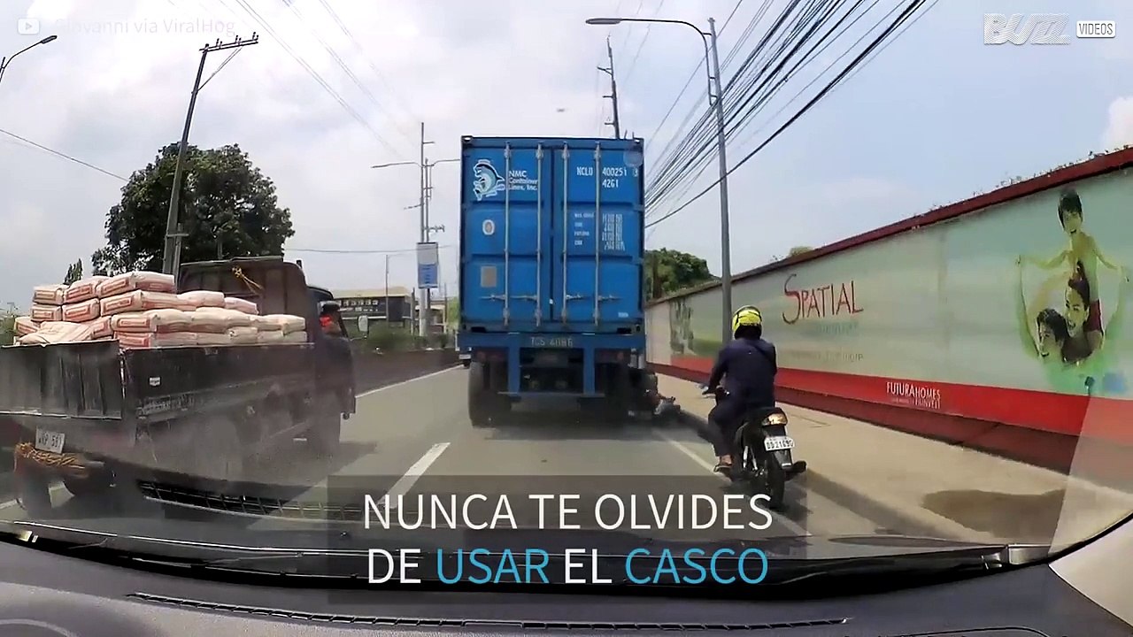 El casco le salva la vida a un motociclista