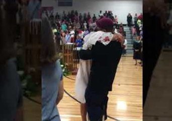 Soldier Gives Little Sister Surprise of a Lifetime at Her Graduation