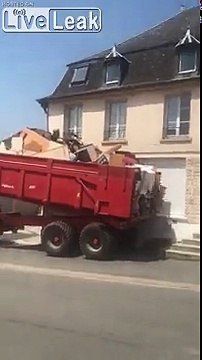 Ce proprio verse 10 tonnes d'affaires oubliées par les anciens locataires devant chez eux !