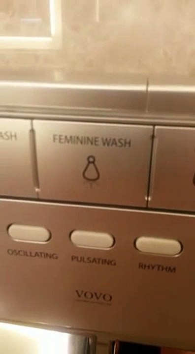 Cet homme découvre les toilettes Coréennes et le  lavage en profondeur!