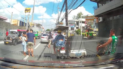 Toujours regarder des 2 cotés en traversant... Elle s'en sort miraculeusement
