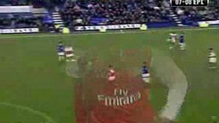 WENGER BALL: Arsenal`s midfielders spraying razor-sharp short passes around the field