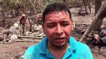 Familiares rescatan cuerpos tras erupción volcánica en Guatemala