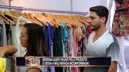 Morena não se aguenta, sai do provador usando calcinha vermelha e deixa mulherada furiosa