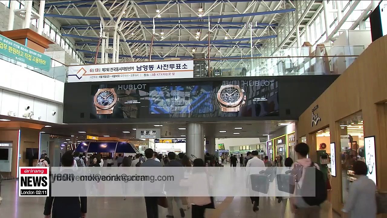 Koreans head to polling stations to cast ballots for early voting in 2018 local elections