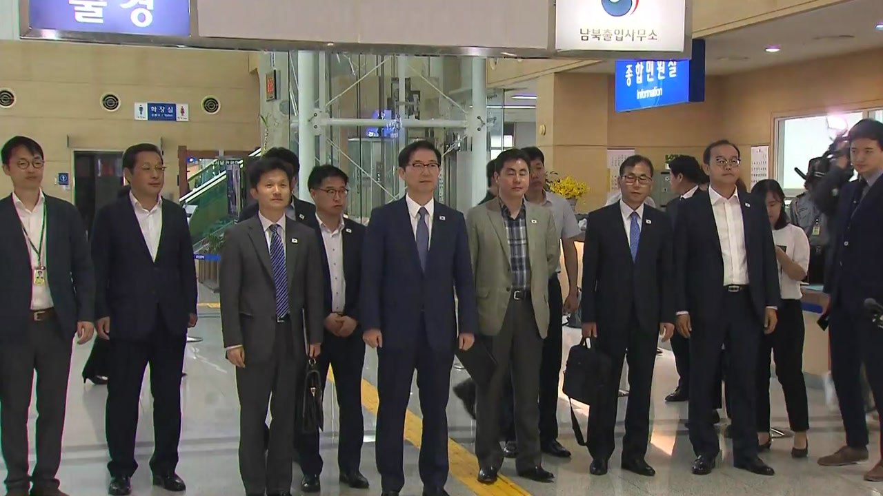 남북연락사무소 추진단 방북...2년여만의 개성공단 방문 / YTN