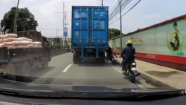Ce biker peut remercier son casque, écrasé par un camion