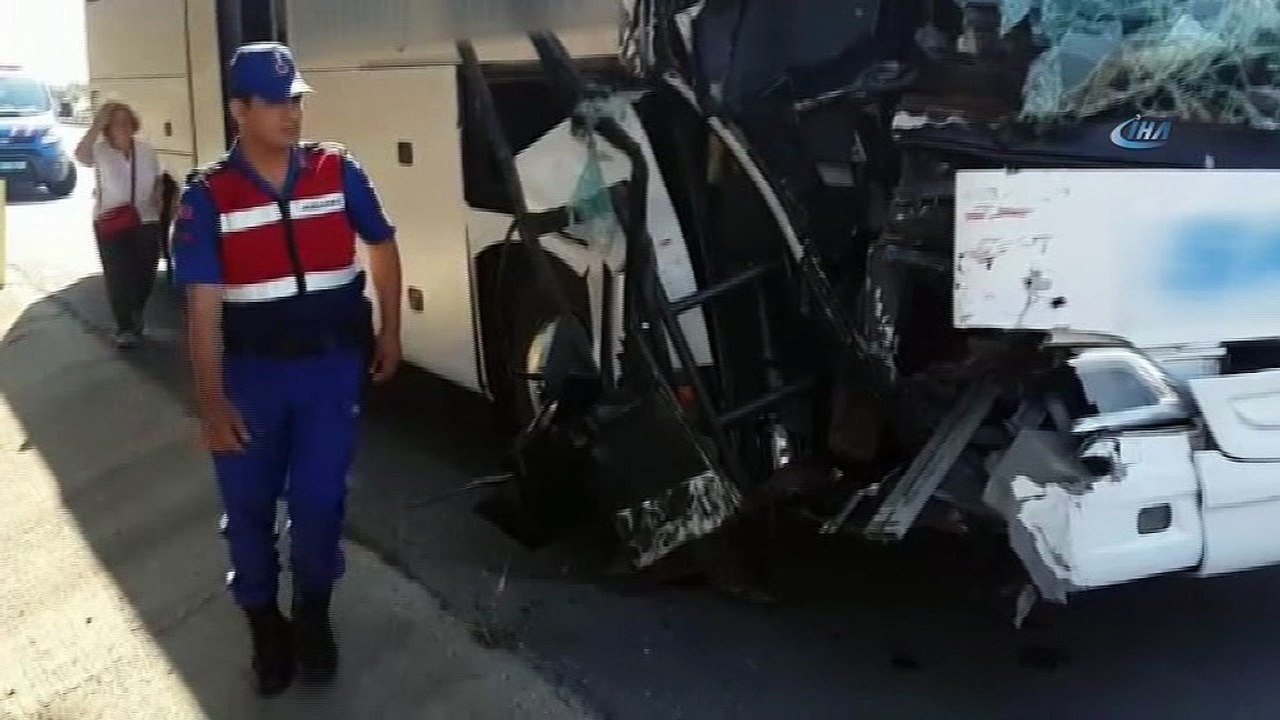Yolcu otobüsü ile tanker çarpıştı: Çok sayıda yaralı var
