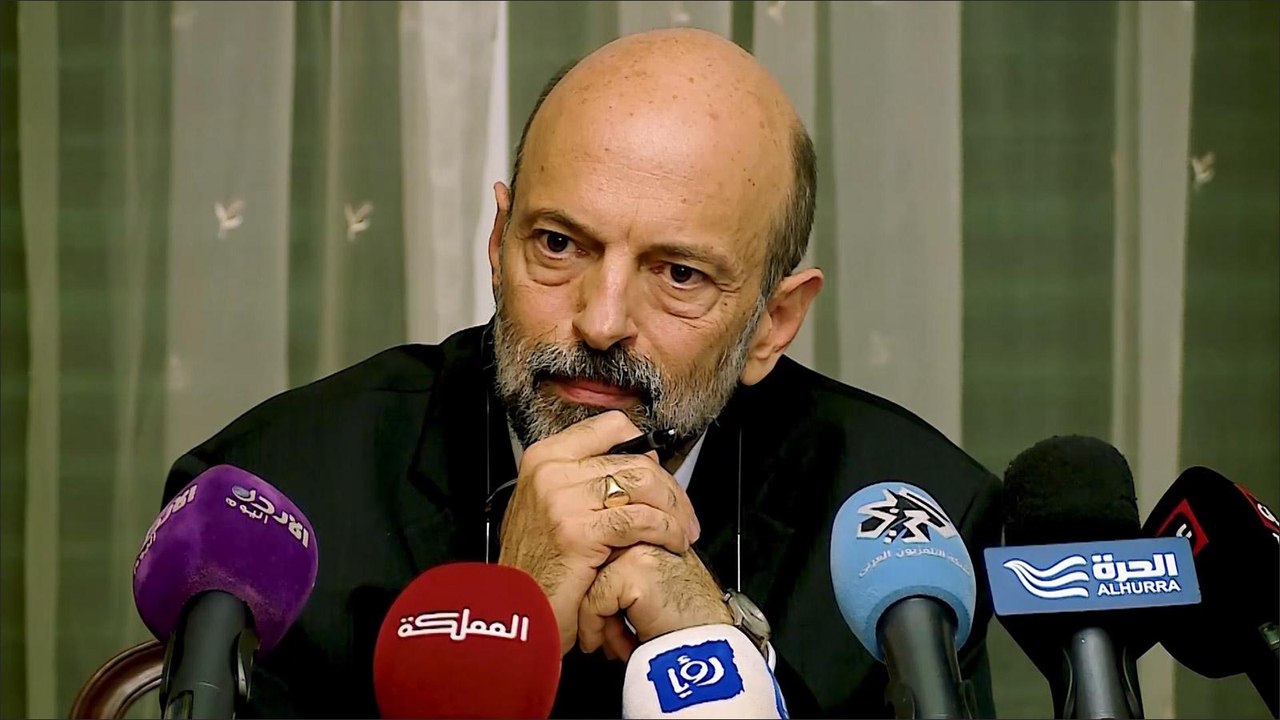 تعهد الرزاز بسحب قانون الضريبة فعاد الهدوء للأردن