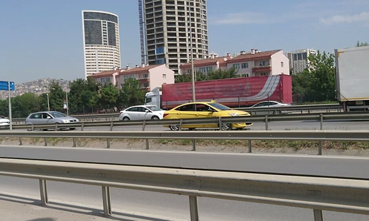 Otoyolda geri geri giden taksici kamerada