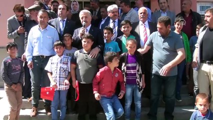 Bakan Arslan eğitim gördüğü okulda karne dağıttı - KARS
