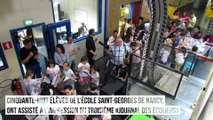 L'Est des écoliers sort de presse sous le regard des enfants de l'école Saint-Georges de Nancy