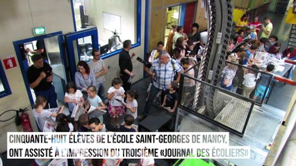 L'Est des écoliers sort de presse sous le regard des enfants de l'école Saint-Georges de Nancy