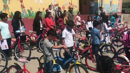 Öğretmenden öğrencilerine bisiklet sürprizi - VAN