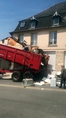 Un propriétaire déverse les détritus de ses locataires à leur nouvelle adresse