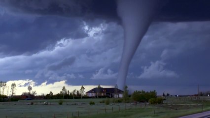 Formation d'une tornade impressionnante aux USA classée F4