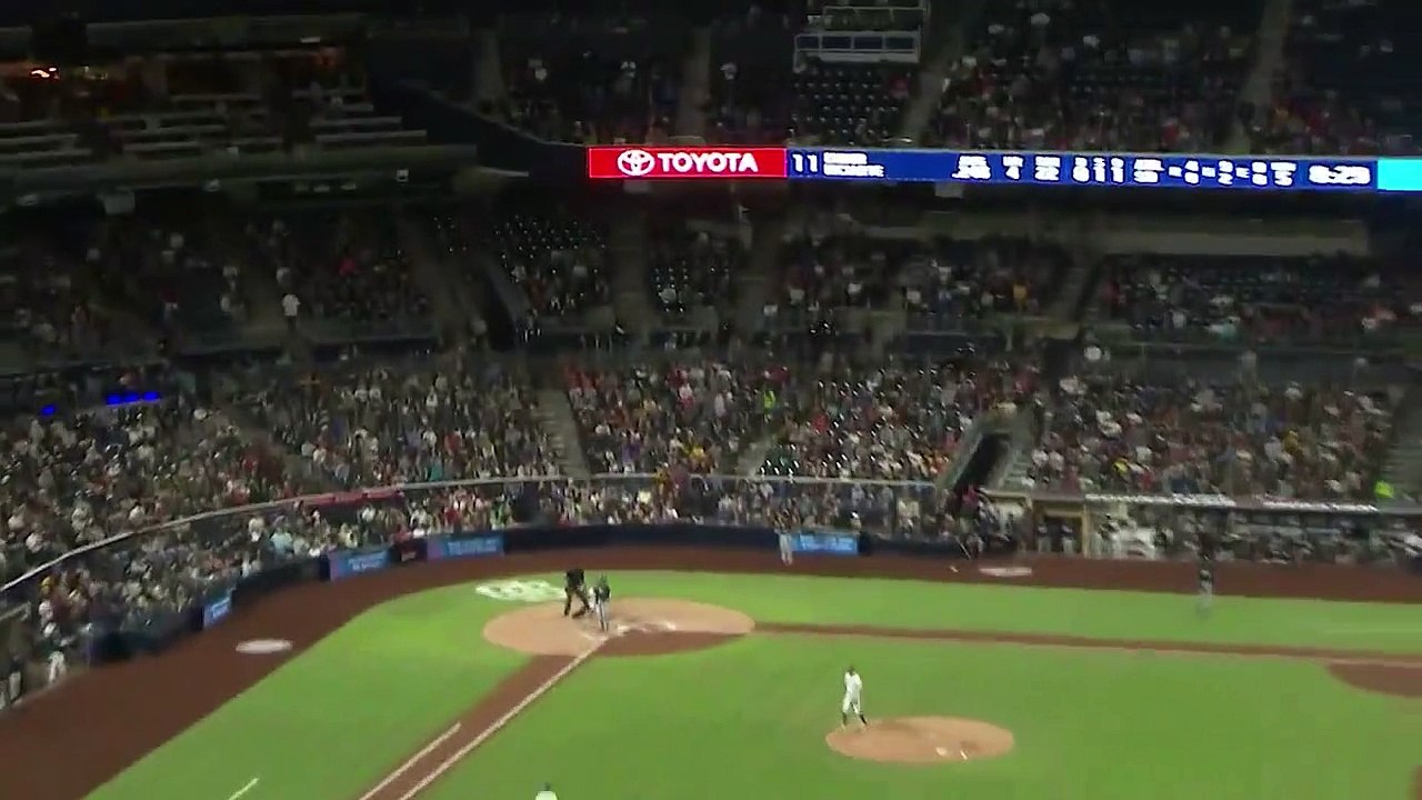 La balle de baseball fini direct dans son verre de bière