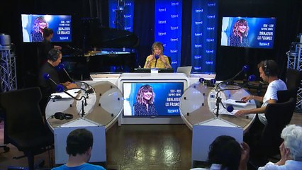 Juliette Armanet interprète "L'amour en solitaire" dans "Bonjour la France"