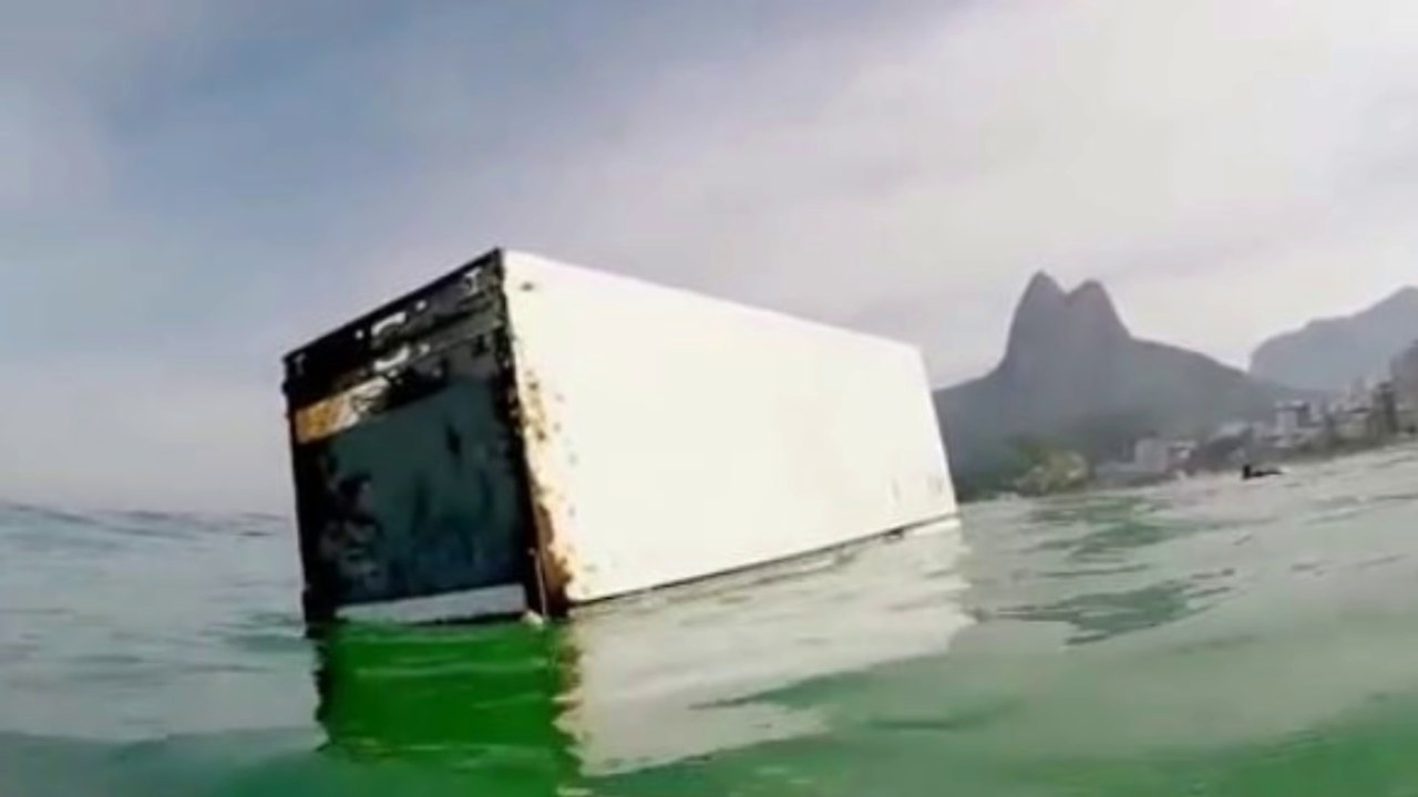 Ce brésilien surfe et... se retrouve nez à nez avec un frigo !