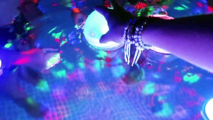 PISCINE BY NIGHT - On se baigne la nuit _ Family vlog