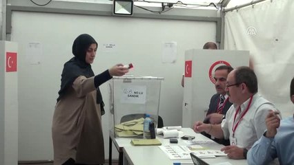 Almanya'da Oy Kullanma İşlemi Devam Ediyor