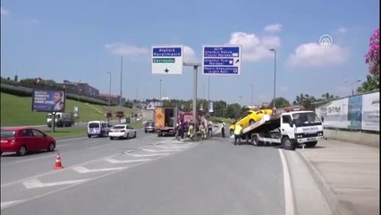 Taksi Aydınlatma Direğine Çarptı: 2 Yaralı