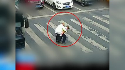 [영상] 12차선 도로 힘겹게 건너는 노인...'천사 등장' / YTN