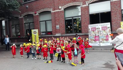 Des enfants marquent un but contre les Diables Rouges!