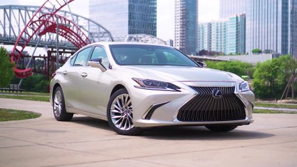The new Lexus ES 300H Design in Ice Ecru