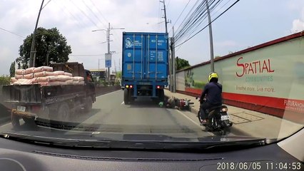 Ce scootériste peut dire, merci le casque !