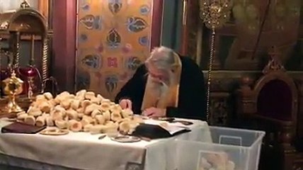 Schiarhimandritul Ilie Nozdrin în altarul Bisericii în cinstea Icoanei Maicii Domnului din Kazan, mănăstirea Optina  (16 februarie 2017)