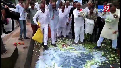Cong leaders pretend to support farmers, while their workers are busy in collecting thrown veggies