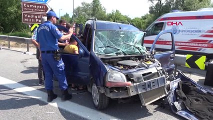 Emniyet Şeridinde Duran Otomobile Çarptı: 4 Yaralı