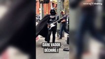 Dark Vador joue la « rock star » en pleine rue