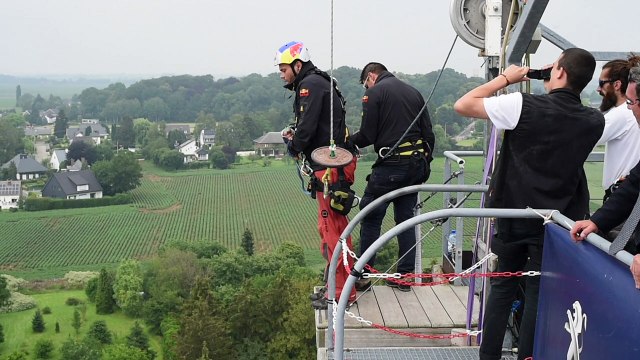 Liège Lambert Wery tente de battre le record du monde du nombre de saut à l'élastique en 24h