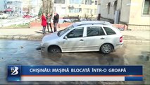 Chișinău: mașină blocată într-o groapă